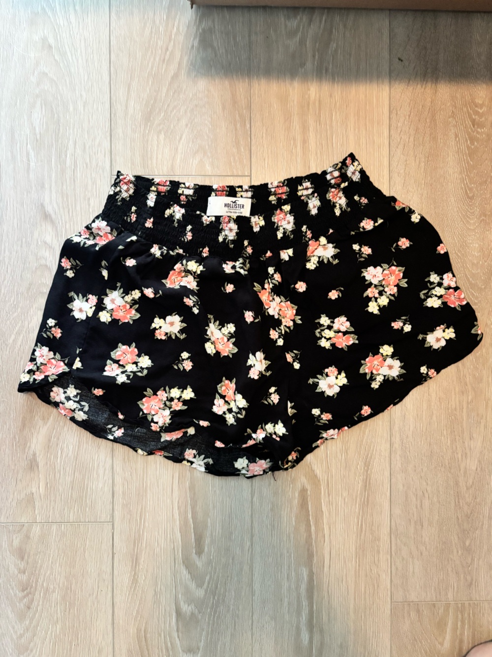 Hollister Ultra High-Rise Smocked-Waist Short - Black with floral print